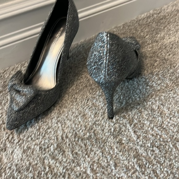 Silver sparkled Mark Fisher heals with bow - Picture 3 of 4